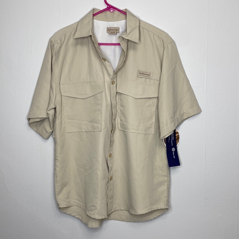New with tags Men’s Small Realtree vented button down/up tan fishing shirt